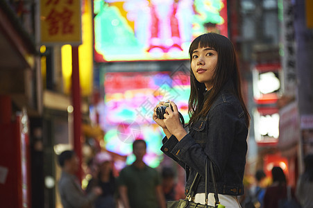 在街上漫步的女人拿着相机长崎唐人街图片