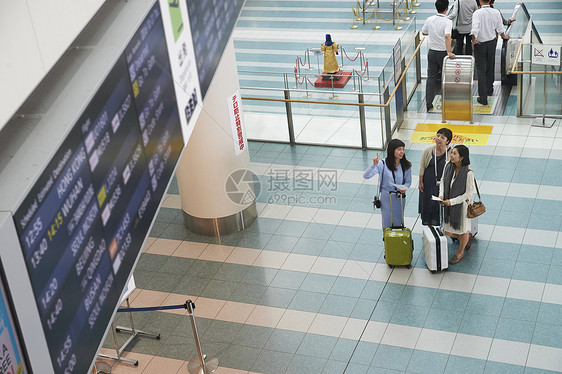 机场查看信息的女人们图片