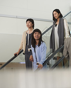 机场内乘坐手扶梯的旅游姐妹图片