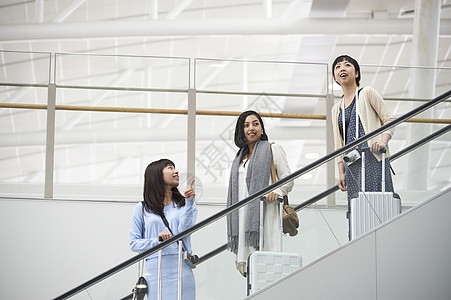 女孩们做电梯准备登机图片