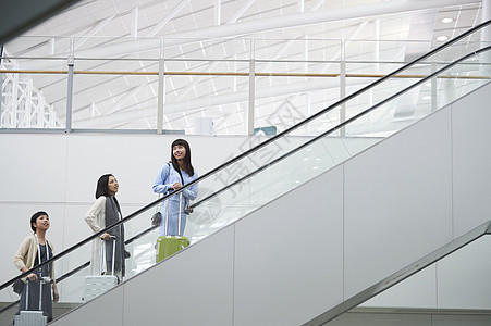 在航空站楼梯上带着行李的女人们图片