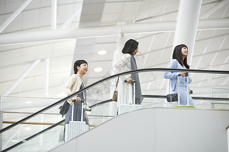 在航空站楼梯上带着行李的女人们图片