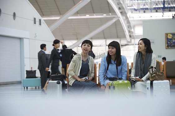 坐在航空站候车室椅子上的女人们图片