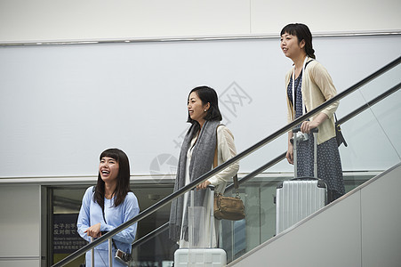 站在航空站扶梯上的女人们图片