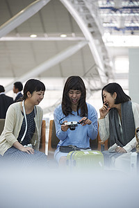 坐在航空站候车室椅子上的女人们图片