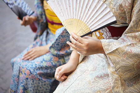 在街上穿着和服拿着扇子的女人浅草图片