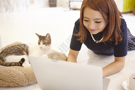 在猫咖用笔记本电脑办公的人图片