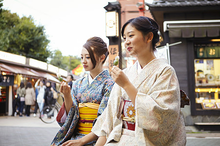 穿着和服在街上吃小吃的女人浅草图片