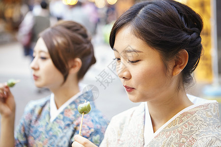 身穿和服的女孩外出游玩图片