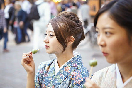 身穿和服的女孩外出游玩图片