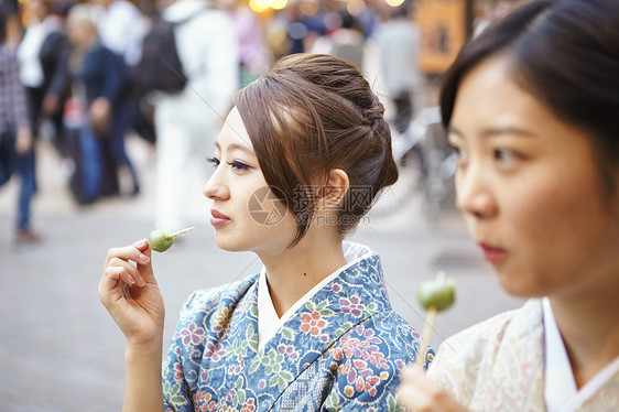 身穿和服的女孩外出游玩图片