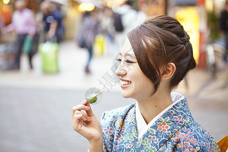 身穿和服的女孩外出游玩图片