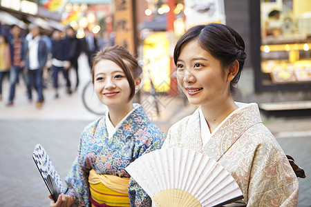 身穿和服的女孩外出游玩图片