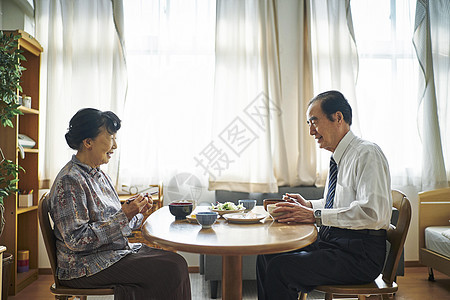老年夫妻一起吃饭图片