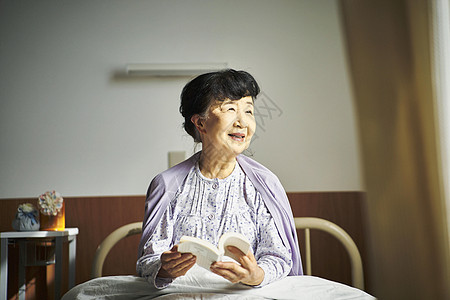 坐在高级病床上的老妇人图片