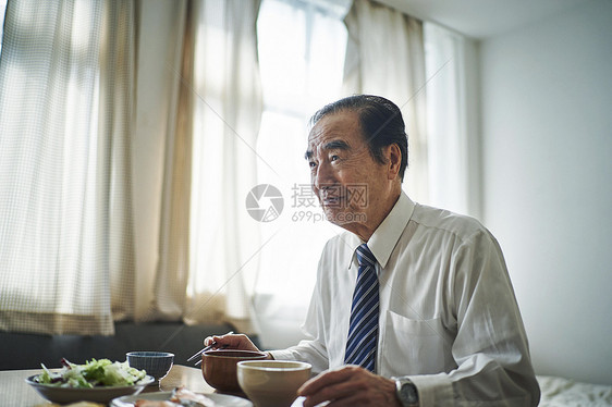 老年职员在家开心吃饭图片