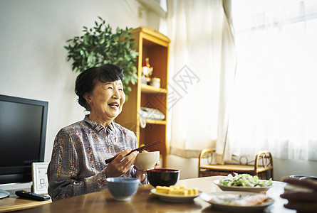 居家吃饭的老奶奶图片