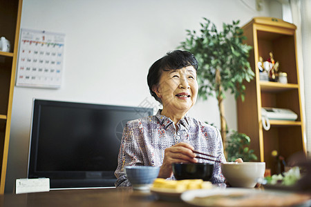 老奶奶居家吃早饭图片