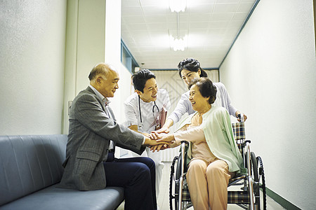 医院走廊上的老年病患与医护人员图片