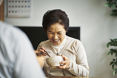 居家吃饭的老年女性图片