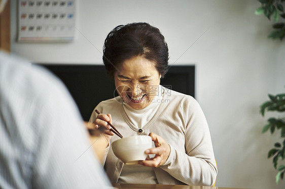 居家吃饭的老年女性图片