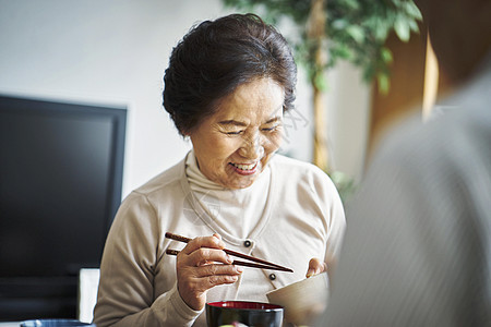 老奶奶在吃饭图片