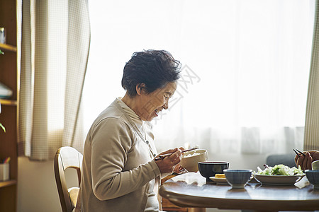 老奶奶在吃东西 背景图片