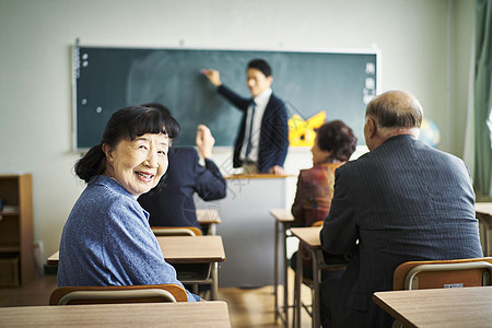 老年人在教室里学习背景图片