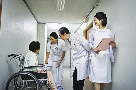在医院走廊三个医生在看病人图片