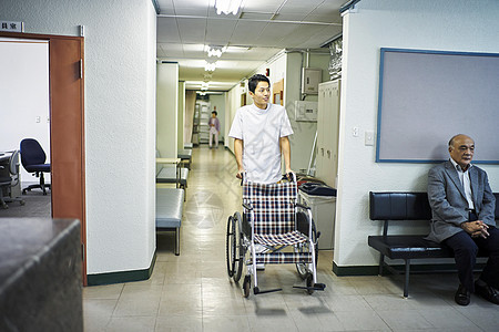 医护人员推着轮椅出来图片