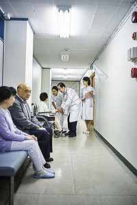 在医院走廊医生和老年病人交谈图片