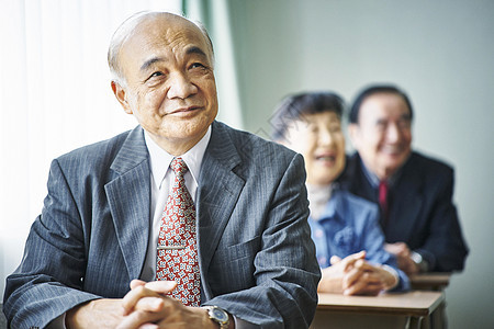 教室里坐着的一群老人在认真听课图片