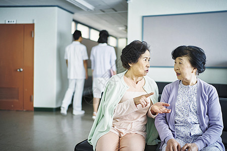 在聊天的老年医护患者图片素材