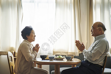 在一起吃饭的老年夫妻图片