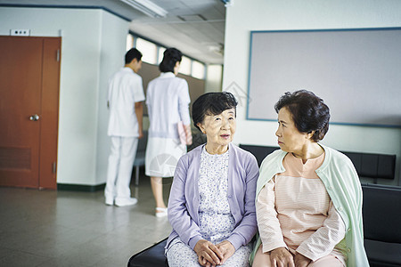 在医院做护理的老奶奶在聊天图片