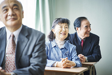 在教室里学习的老年人们图片