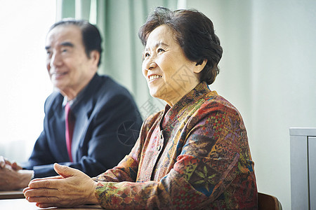 在教室里学习的老年人们图片