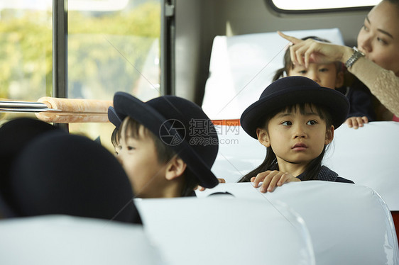 乘坐巴士的小朋友们图片