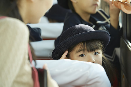  乘坐校园巴士的小学生图片