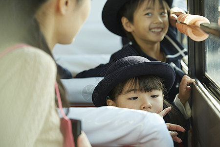 校园巴士里的小学生图片