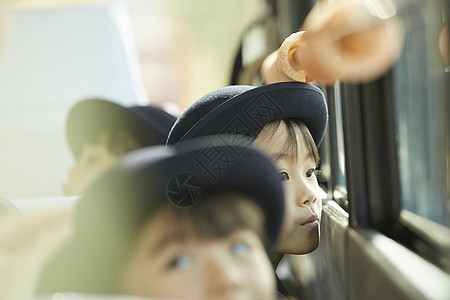  看向车窗外的小学生图片