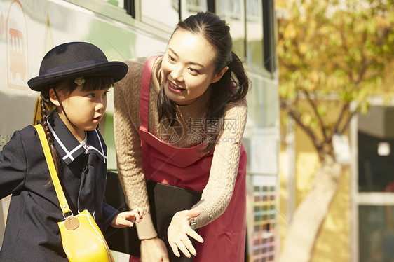  下车的小学生图片