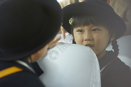 在校车上聊天的小学生图片