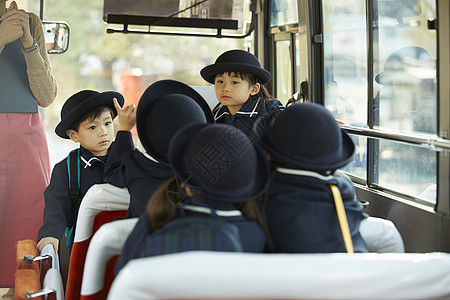 孩子们乘坐巴士去上学图片