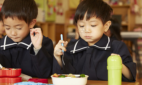 午餐时间在学前班小朋友在吃饭图片
