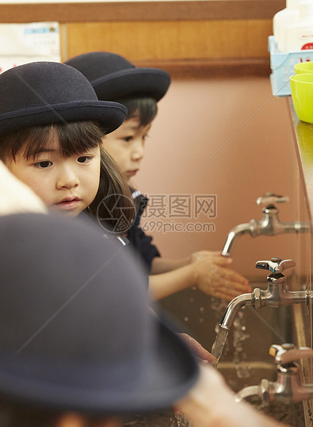 一排小朋友在洗手图片