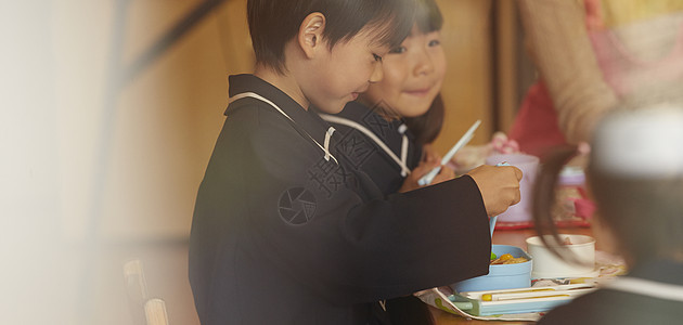 孩子们在学校的午餐时间图片