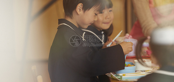 孩子们在学校的午餐时间图片