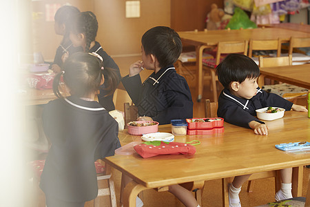 孩子们在学校的午餐时间图片