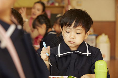 享受午餐时间的孩子们图片